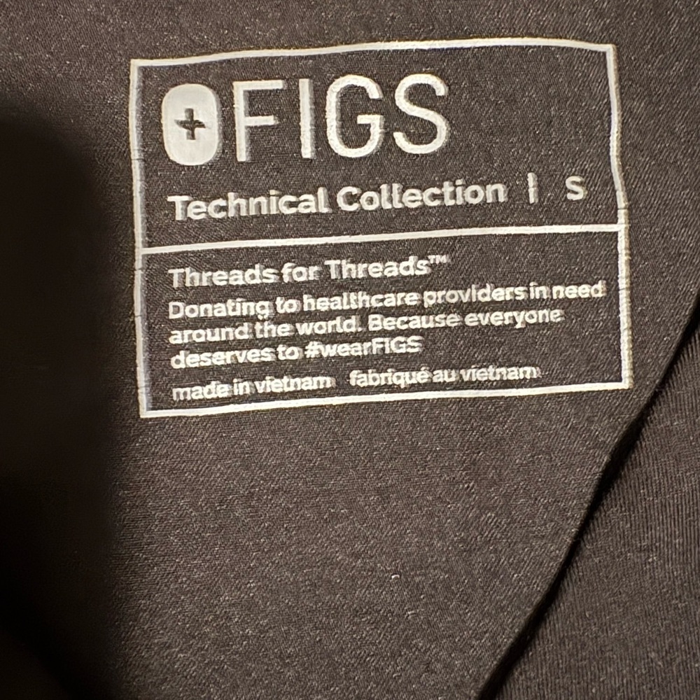 Figs Men's black scrub top - Picture 2 of 2
